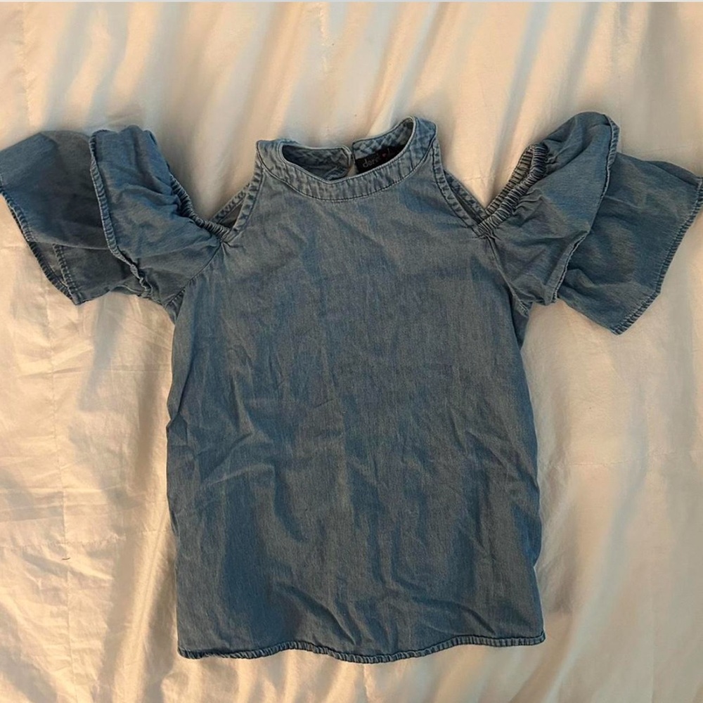 Super cute preppy denim top with ruffle sleeves!